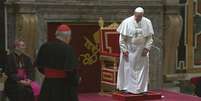 Papa Francisco cumprimenta cardeais durante missa na sala Clementina, no Vaticano, seu único compromisso oficial nesta sexta-feira  Foto: AP