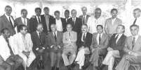 <p>Foto que reuniu governadores eleitos pelo voto direto em 1982, ainda sob regime ditatorial, e personalidades políticas que lideraram o movimento das Diretas Já</p>  Foto: Reprodução