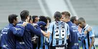 Banco de reservas do Grêmio faz a festa com Zé Roberto, autor dos gols da vitória sobre o Lajeadense  Foto: Itamar Aguiar/Grêmio / Divulgação