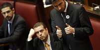 Membros do Movimento 5 Estrelas acompanham a votação no Parlamento italiano  Foto: AP