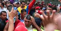 Maduro percorreu ruas da capital Caracas e recebeu o apoio de chavistas  Foto: EFE