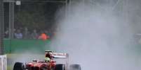 <p>Felipe Massa rodou na chuva e bateu o bico da Ferrari, mas voltou à pista e avançou ao Q2</p>  Foto: Reuters