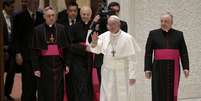 O papa Francisco chega a sala Paulo VI para a audiência com jornalistas  Foto: Reuters