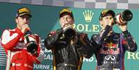 <p>Alonso (à esq.) afirma que prefere ver Kimi no topo mais alto do pódio do que Vettel ou Webber</p>  Foto: Reuters
