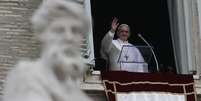 O papa Francisco saúda fiéis ao aparecer na janela de apartamento no Vaticano  Foto: AP