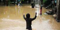 Chuva causa alagamento e estragos na regi&atilde;o de Santa Cruz da Serra, na cidade de Duque de Caxias (RJ), nesta segunda-feira  Foto: Nicson Olivier / Futura Press