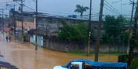 As chuvas que ca&iacute;ram sobre o Rio de Janeiro deixaram pontos de alagamento e estrago em diversas cidades, como Duque de Caxias  Foto: Twitter/InformeRJO  / Reprodu&ccedil;&atilde;o