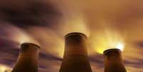 Usinas emitem vapor no Reino Unido: eliminação de fontes de poluição pode reduzir o aquecimento  Foto: Getty Images 