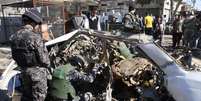 Policial examina carro-bomba que explodiu em Bagd&aacute; matando dezenas de pessoas  Foto: Reuters