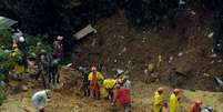 <p>Bombeiros fazem buscas por vítimas soterradas em Petrópolis</p>  Foto: Daniel Ramalho / Terra