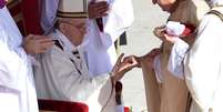 Papa Francisco recebe anel do Pescador do cardeal italiano Angelo Sodano  Foto: AFP