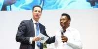 Schmall apresenta Pelé como um dos embaixadores da Volkswagen  Foto: Divulgação