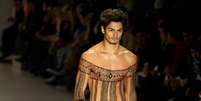 <p>Desfile de João Pimenta trouxe modelo com peito nu e pintado</p>  Foto: Bruno Santos / Terra