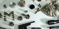 No carro foram encontrados um rev&oacute;lver 38, uma pistola 380, duas facas e um soco ingl&ecirc;s  Foto: Edison Timoteo / Futura Press