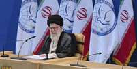 Aiatol&aacute; supremo do Ir&atilde;, Ali Khamenei, fala durante C&uacute;pula do Movimento N&atilde;o-Alinhado, em Teer&atilde;, em agosto de 2012. Khamenei, maior autoridade do regime iraniano, disse que a Rep&uacute;blica Isl&acirc;mica ir&aacute; destruir as cidades israelenses de Tel Aviv e Haifa se Israel lan&ccedil;ar uma ofensiva militar contra o Ir&atilde;. 30/08/2012  Foto: Hamid Forootan / Reuters