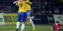 Oscar e Fred se abraçam após gol do Brasil  Foto: Wander Roberto / Vipcomm