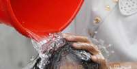 <p>Garota toma banho nas Filipinas no Dia Mundial da Água</p>  Foto: Reuters