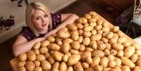 <p>Claire come batatas de apenas uma marca</p>  Foto: Grosby