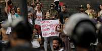 <p>Manifestantes se reuniram em frente à Assembleia Legislativa do Rio na sexta-feira para protestar contra a remoção dos índios que ocupavam o Museu do Índio</p>  Foto: Daniel Ramalho / Terra