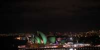 Momentos antes da hora do planeta, as luzes do Opera House foram diminu&iacute;das  Foto: AFP