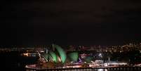 <p>Momentos antes da hora do planeta, as luzes do Opera House foram diminuídas em Sydney</p>  Foto: AFP