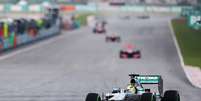 <p>Para Hamilton, novos pneus impedem que pilotos levem carro ao m&aacute;ximo desempenho e prejudicam ultrapassagens</p>  Foto: Getty Images 