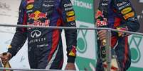 <p>Mark Webber mostrou o dedo do meio, não cumprimentou Vettel e ainda reclamou no pódio</p>  Foto: AFP