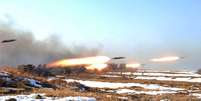 O Exército norte-coreano realiza treinamento de artillharia na segunda-feira   Foto: Reuters