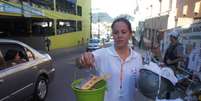 <p>Servidores do Centro de Referência em Saúde do Trabalhador (Cerest) de Santa Maria retiraram cerca de um quilo de poeira e fuligem do interior da boate Kiss ontem</p>  Foto: Luiz Roese / Especial para Terra