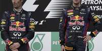 Piloto da Red Bull Sebastian Vettel (D) e colega de equipe Mark Webber ficam no p&oacute;dio dos vencedores ap&oacute;s o Grande Pr&ecirc;mio da Mal&aacute;sia, no circuito internacional de Sepang. A Red Bull rejeitou relatos de que o australiano Mark Webber est&aacute; certo em deixar a campe&atilde; mundial de F&oacute;rmula 1 no final da temporada. 24/03/2013  Foto: Tim Chong / Reuters
