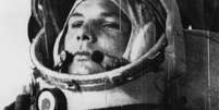 Yuri Gagarin a caminho da Vostok, de onde fez o primeiro voo espacial tripulado por um ser humano, em 1961  Foto: Getty Images 