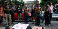 Pouco mais de 30 manifestantes, incluindo índios que viviam na Aldeia Maracanã, realizaram um protesto em frente ao Museu do Índio  Foto: Douglas Shineidr / Jornal do Brasil