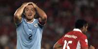 Diego Lugano se desespera com pênalti não assinalado pela arbitragem na derrota do Uruguai para o Chile  Foto: AP