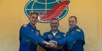 <p>Os membros da Expedi&ccedil;&atilde;o 35 - Chris Cassidy (esq.), Pavel Vinogradov (centro) e Alexander Misurkin (dir.) - antes de embarcar na nave Soyuz que foi lan&ccedil;ada em dire&ccedil;&atilde;o &agrave; Esta&ccedil;&atilde;o Espacial Internacional&nbsp;em mar&ccedil;o</p>  Foto: Carla Cioffi/Nasa / Divulgação