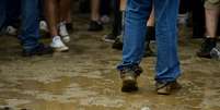 Quem compareceu ao primeiro dia da segunda edi&ccedil;&atilde;o do Lollapalooza, nesta sexta-feira (29), no Jockey Club, em S&atilde;o Paulo, se deparou com v&aacute;rios lugares tomados pela lama e pelo cheiro de esterco de cavalo. A chuva da madrugada de S&atilde;o Paulo pegou muitos f&atilde;s de m&uacute;sica de surpresa  Foto: Fernando Borges / Terra