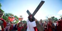 <p>Encenação da Via Sacra no Morro da Cruz em Porto Alegre</p>  Foto: Vinicius Costa/LLPhoto  / Futura Press