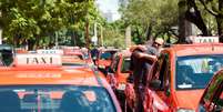 <p>Motoristas consolam colega após morte de taxista no final de semana</p>  Foto: Diogo Sallaberry/LLPhoto Press / Futura Press