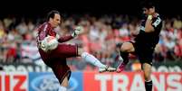 Pênalti marcado de Rogério Ceni em Alexandre Pato decidiu o clássico paulista: Corinthians 2 x 1 São Paulo em pleno Morumbi  Foto: Djalma Vassão / Gazeta Press