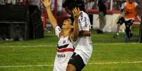 <p>Natan e Dênis Marques marcaram os gols da vitória sobre o Náutico no Estádio dos Aflitos</p>  Foto: Aldo Carneiro / Agência Lance