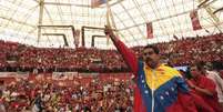 Nicolas Maduro saúda simpatizantes durante comício em Bariñas no último sábado  Foto: Reuters
