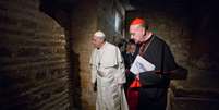 O Papa reza em frente do que acredita-se ser o t&uacute;mulo de Pedro  Foto: AP