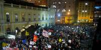 <p>Várias manifestações ocorreram na capital gaúcha após o aumento da tarifa do ônibus, em 25 de março</p>  Foto: Vinicius Costa / Futura Press