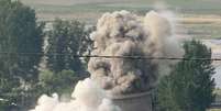 Imagem de 27 de junho de 2008 mostra a implosão da torre de resfriamento do complexo nuclear de Yongbyon  Foto: AP