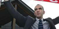 <p>Novo t&eacute;cnico do Sunderland, Di Canio&nbsp;posa para fotos em apresenta&ccedil;&atilde;o, na ter&ccedil;a-feira</p>  Foto: Nigel Roddis / Reuters