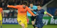 <p>Messi s&oacute; conseguiu jogar durante o primeiro tempo e fez duelo com brasileiro Thiago Silva</p>  Foto: AFP