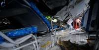 <b>3 de abril</b> O &ocirc;nibus que caiu de um viaduto no Rio de Janeiro passa por an&aacute;lise da per&iacute;cia  Foto: Mauro Pimentel / Terra