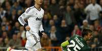 <p>Cristiano Ronaldo aproveitou toque de Ozil para encobrir Muslera</p>  Foto: Reuters