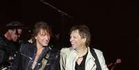 Richie Sambora (esquerda) e Jon Bon Jovi durante apresentação da banda  Foto: Getty Images 