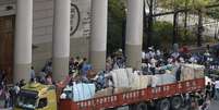 Caminhão carregado com doações para serem enviadas às vítimas da enchente em La Plata  Foto: AFP