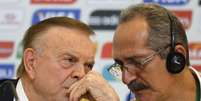 O presidente da CBF, Jos&eacute; Maria Marin, conversa com o minitro do Esporte, Aldo Rebelo, durante entrevista coletiva no Rio de Janeiro em 7 de mar&ccedil;o. Em entrevista &agrave; Reuters nesta semana, Aldo disse esperar que Marin se explique por grava&ccedil;&otilde;es pol&ecirc;micas.  Foto: Sergio Moraes / Reuters